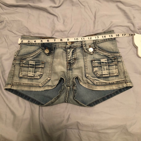 Short shorts - Picture 4 of 6